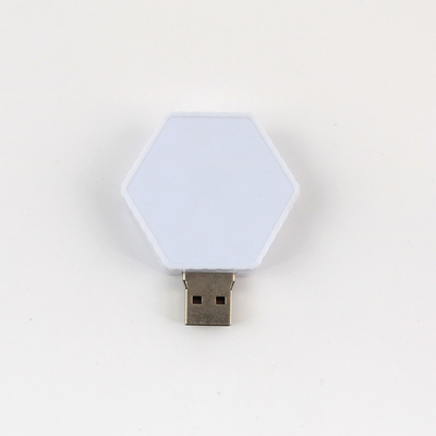 Une clé USB en plastique recyclée avec une mémoire complète, une interface USB 3.0 de qualité