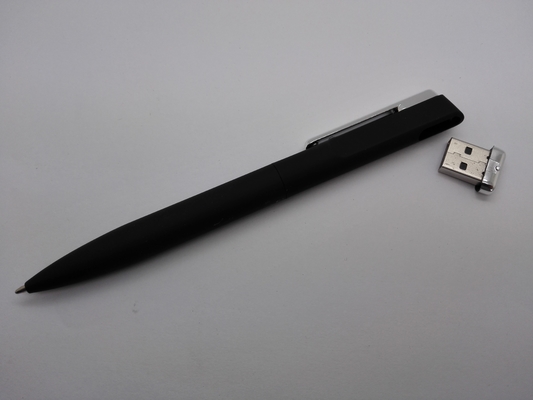 Le stylo USB de 64 Go est une clé USB de 145 x 15 mm.