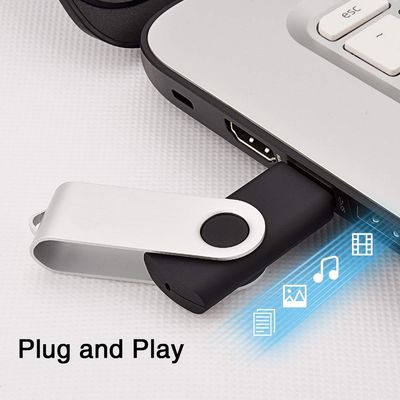 Une clé USB en plastique blanc caractéristique du matériel de recyclage à mémoire complète