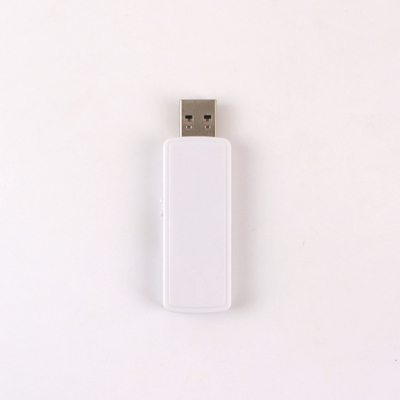 Une clé USB en plastique noir et blanc recycle toute la mémoire d'un lecteur flash 1G-1TB