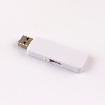 Une clé USB en plastique noir et blanc recycle toute la mémoire d'un lecteur flash 1G-1TB