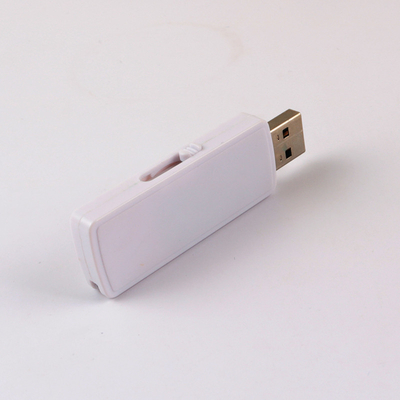 Une clé USB en plastique noir et blanc recycle toute la mémoire d'un lecteur flash 1G-1TB