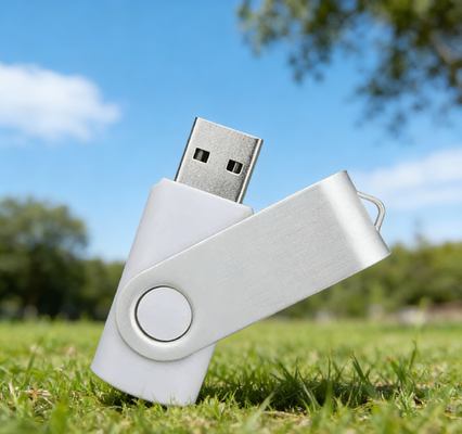 Une clé USB en plastique blanc caractéristique du matériel de recyclage à mémoire complète