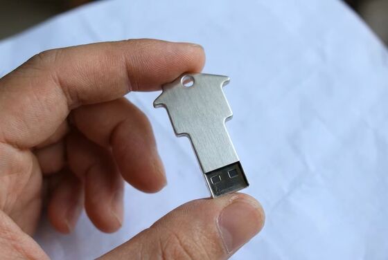 Disque flash USB métallique Silver Compact Dispositif de stockage Température de fonctionnement de moins 50 à plus 80 degrés Idéal pour les affaires