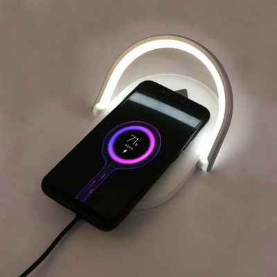 Montre 3 d'IPhone Airpods Apple dans un chargeur sans fil 15W avec la lumière de LED