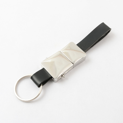 Une clé USB en cuir avec date de téléchargement disponible