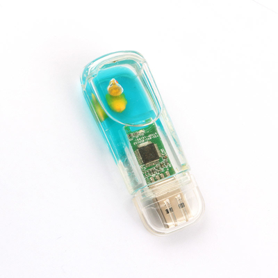 Une clé USB en plastique à l'intérieur, une clé flash liquide à l'intérieur, un bateau personnalisé.