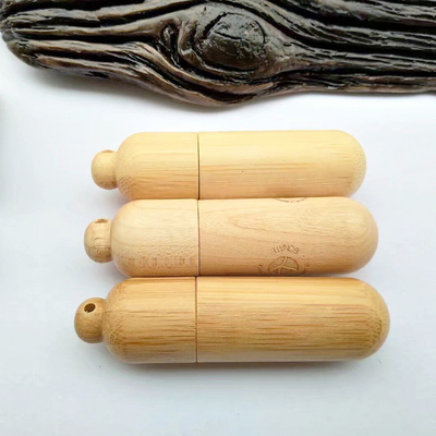 L'usb cylindrique en bambou de 256GB colle des commandes en bois faites sur commande d'usb pour des photographes