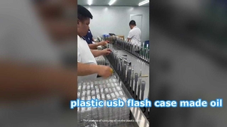 processus de pulvérisation d'huile sur le boîtier en plastique